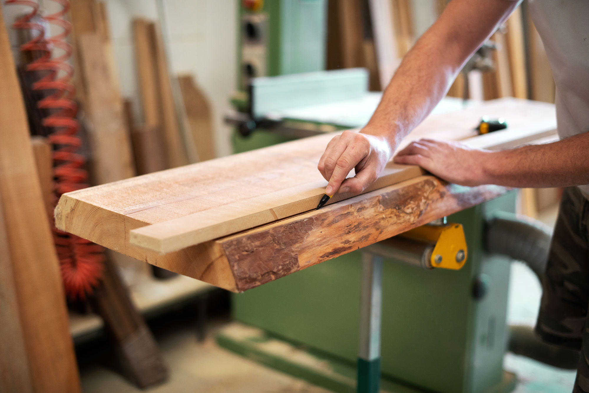 Charpentier ou personne travaillant le bois mesurant un bloc de bois