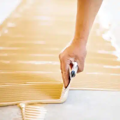 pose de colle parquet